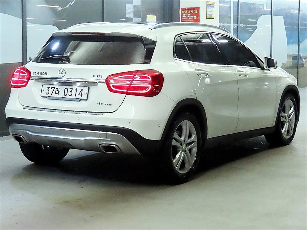 Mercedes Benz GLA Class - Vista 4