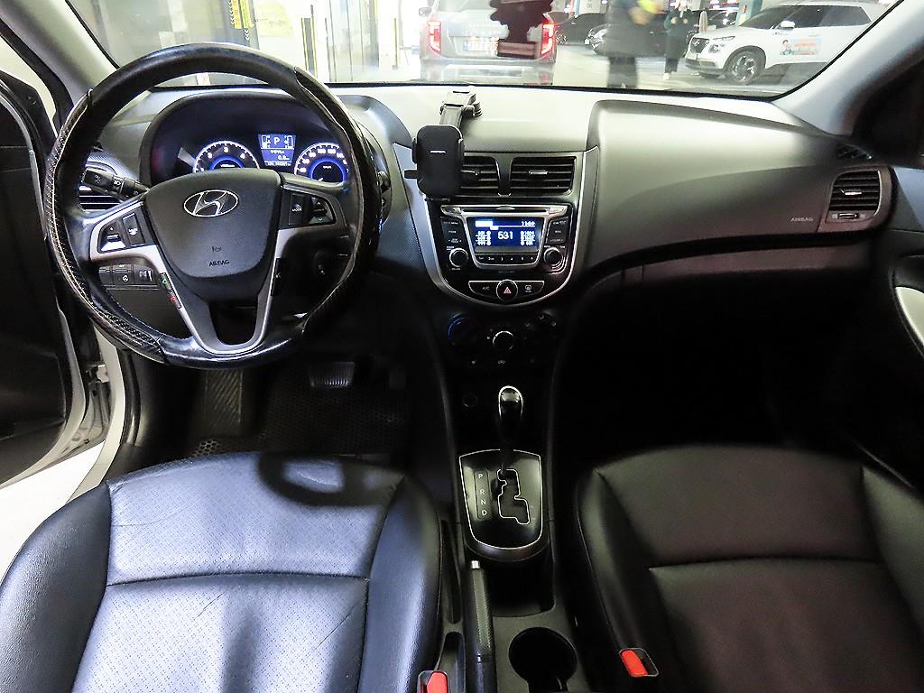 HYUNDAI Accent - Vista 10