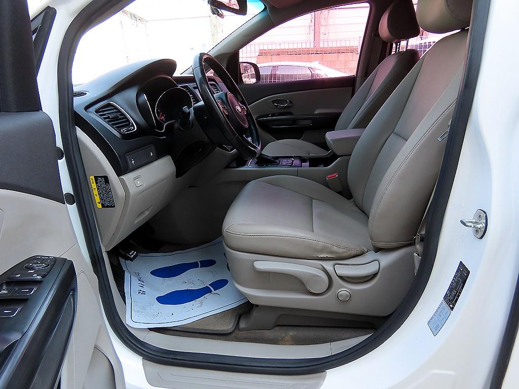 KIA Carnival - Vista 5