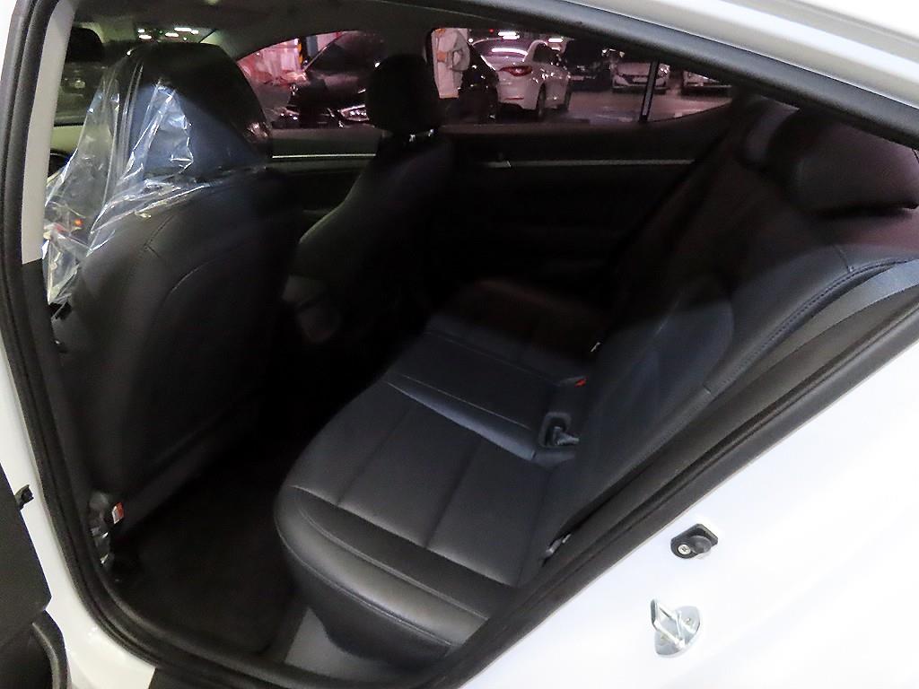 HYUNDAI Avante - Vista 7