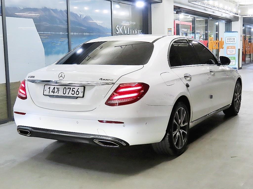 Mercedes Benz E class - Vista 4