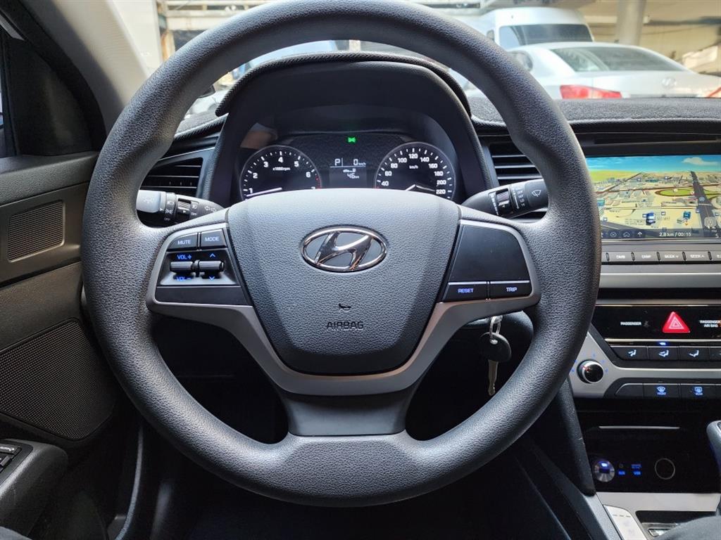 HYUNDAI Avante - Vista 10