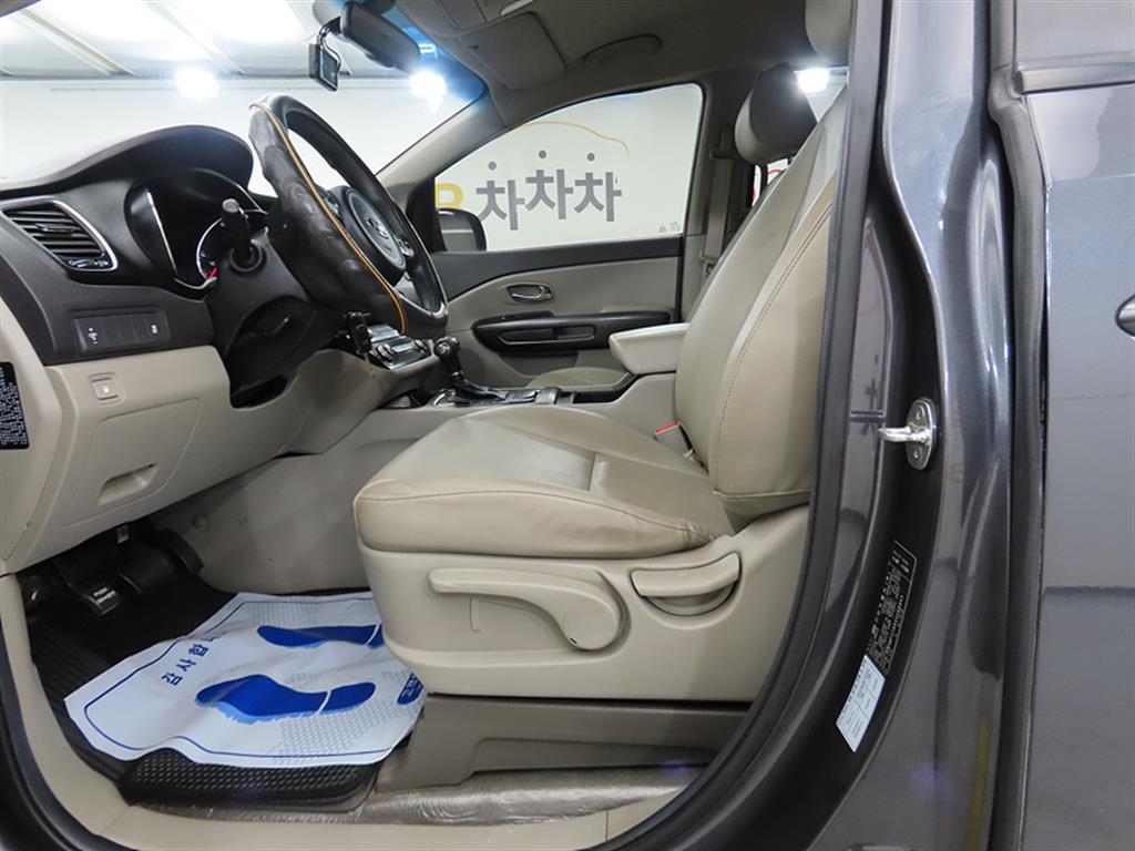 KIA Carnival - Vista 5