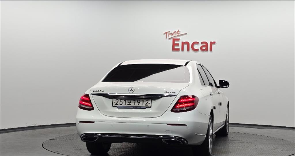 Mercedes Benz E class - Vista 4