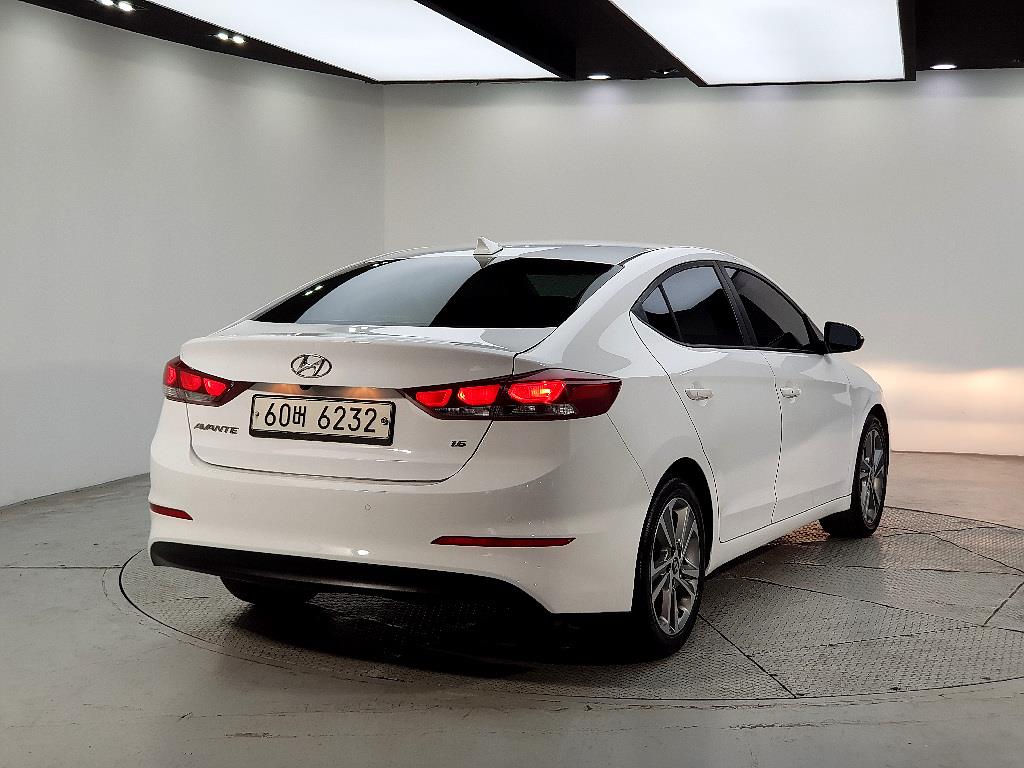 HYUNDAI Avante - Vista 4