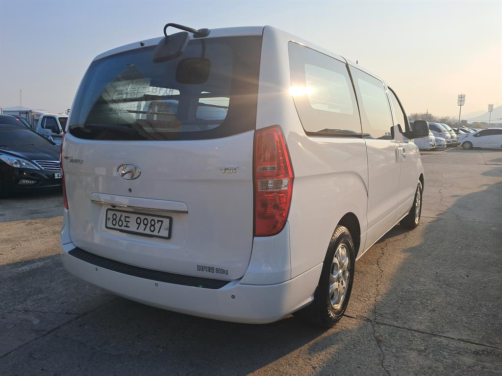 HYUNDAI Starex - Vista 3