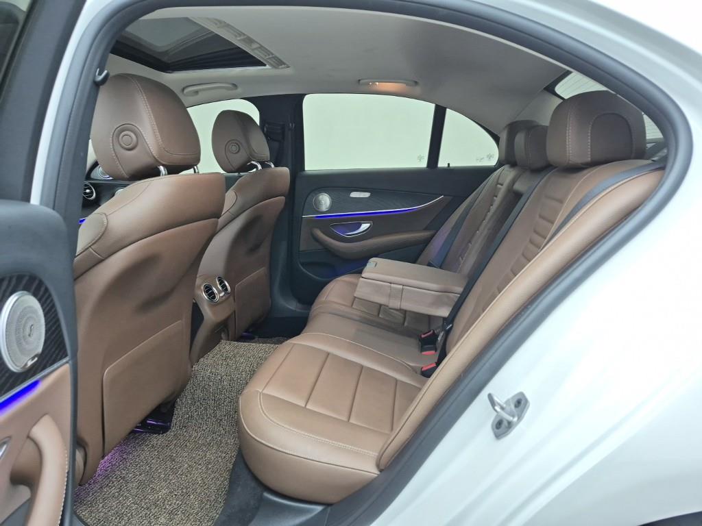 Mercedes Benz E class - Vista 12