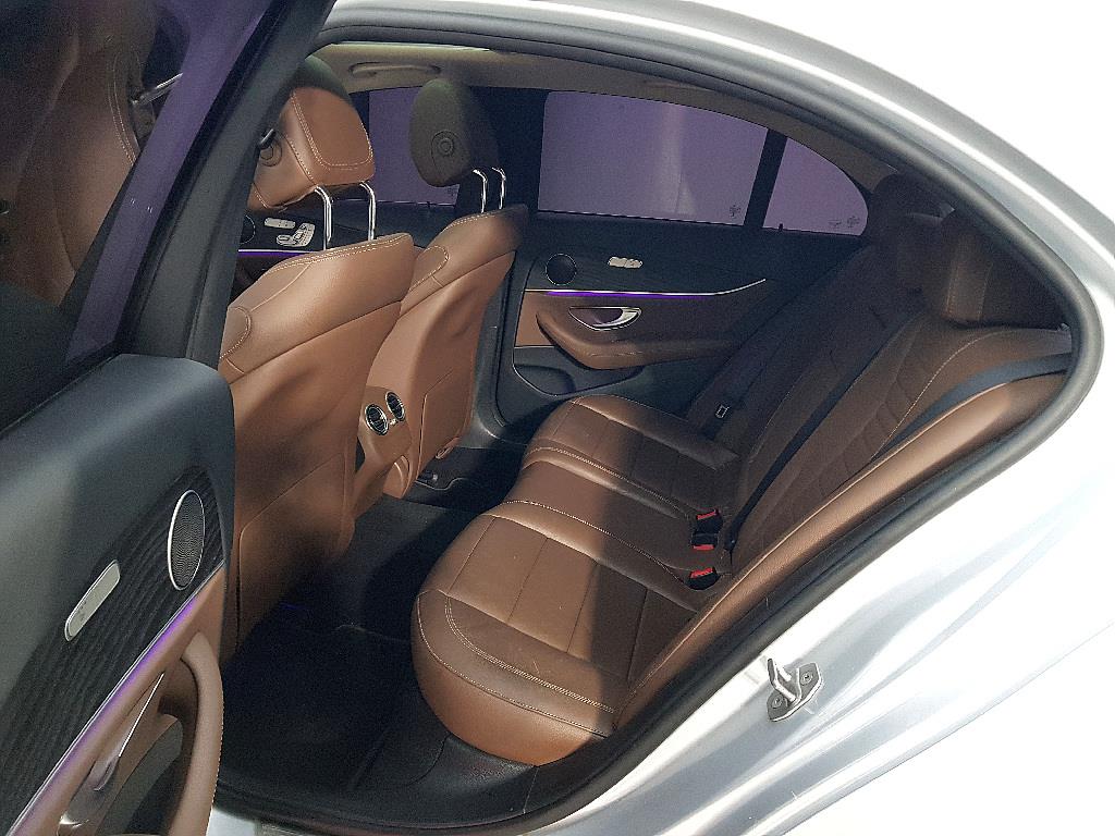 Mercedes Benz E class - Vista 8