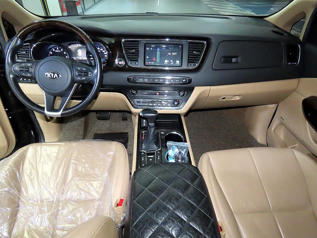 KIA Carnival - Vista 10