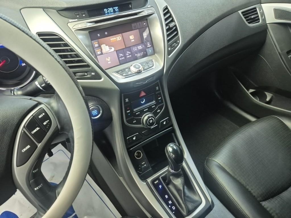 HYUNDAI Avante - Vista 10