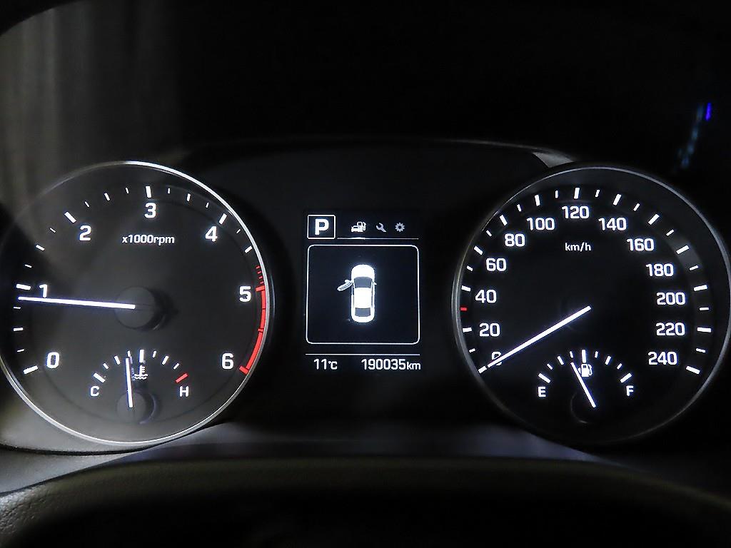 HYUNDAI Avante - Vista 9