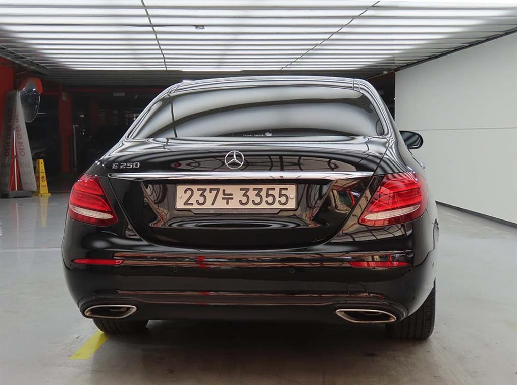 Mercedes Benz E class - Vista 3