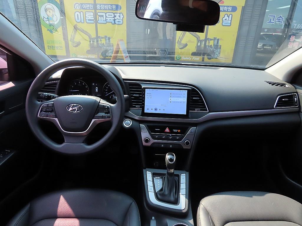 HYUNDAI Avante - Vista 9