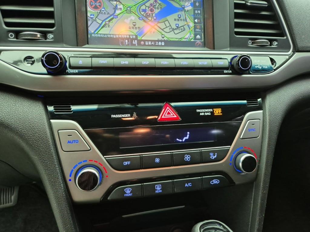 HYUNDAI Avante - Vista 10