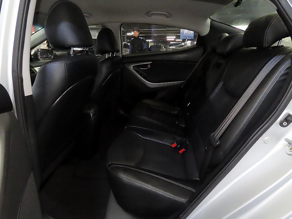 HYUNDAI Avante - Vista 7