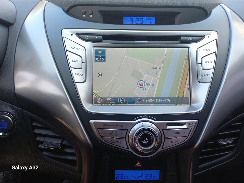 HYUNDAI Avante - Vista 10