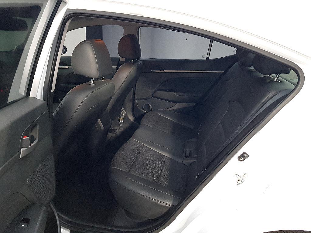 HYUNDAI Avante - Vista 9