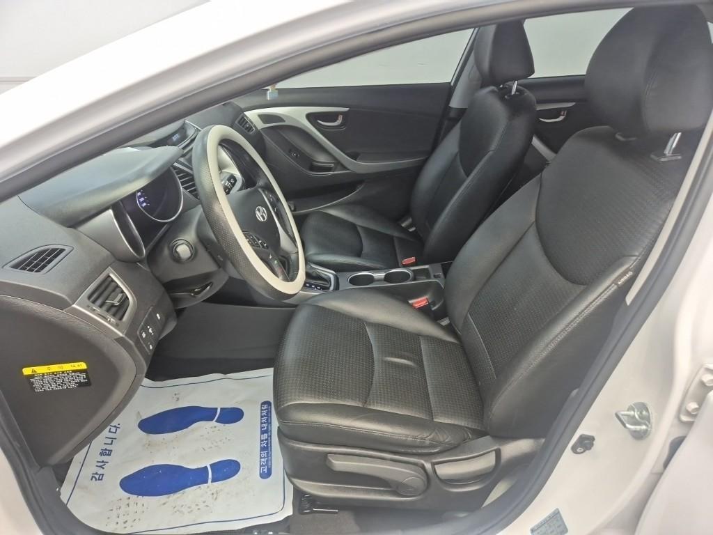 HYUNDAI Avante - Vista 11