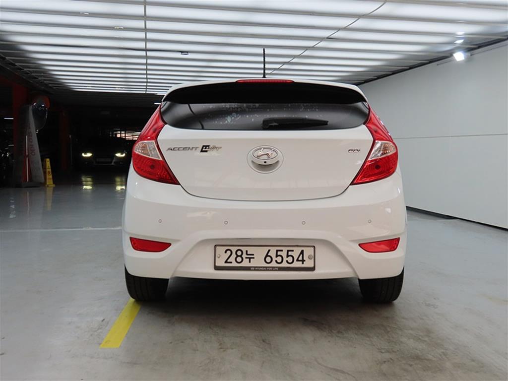 HYUNDAI Accent - Vista 3