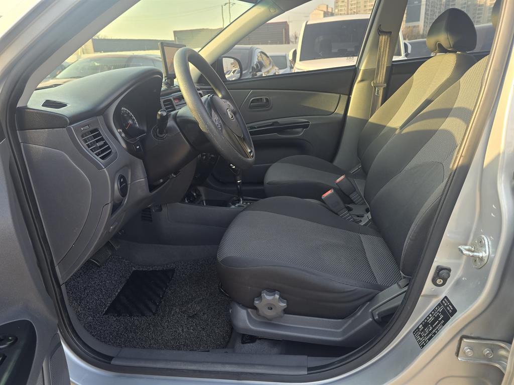 KIA Pride 2010 Plateado - Importación desde Corea - HF Imports Iquique - Foto 13