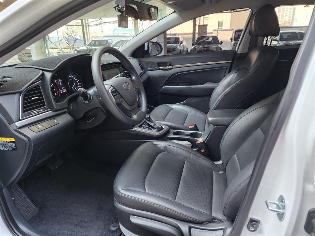 HYUNDAI Avante - Vista 12