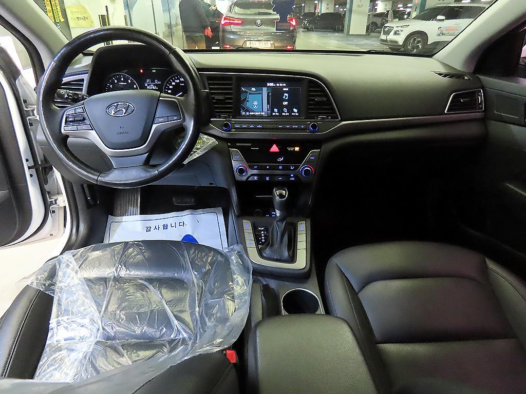 HYUNDAI Avante - Vista 10