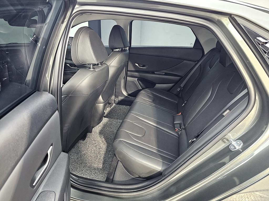 HYUNDAI Avante - Vista 9