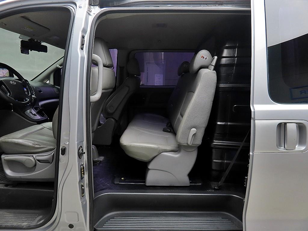 HYUNDAI Starex - Vista 6