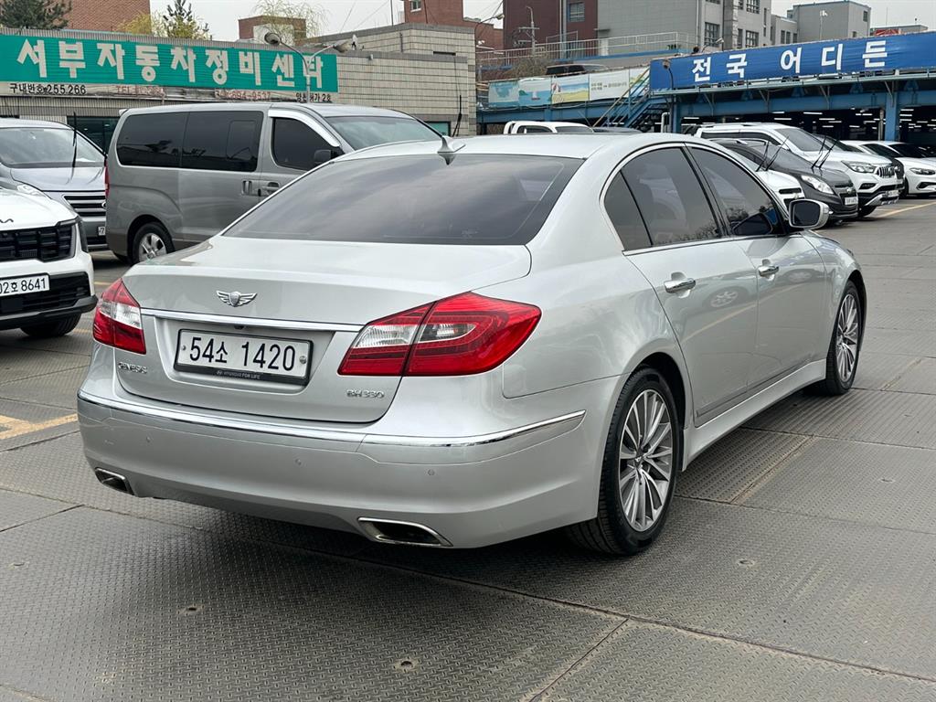 HYUNDAI Genesis - Vista 4