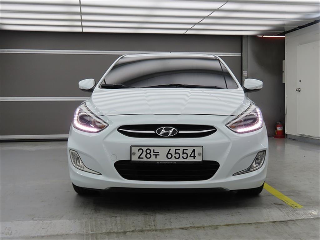 HYUNDAI Accent - Vista 2
