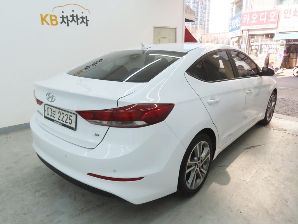 HYUNDAI Avante - Vista 3