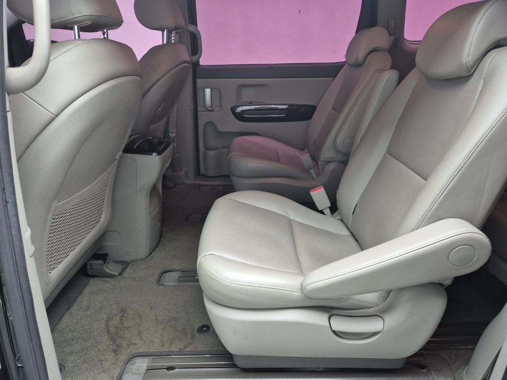 KIA Carnival - Vista 12