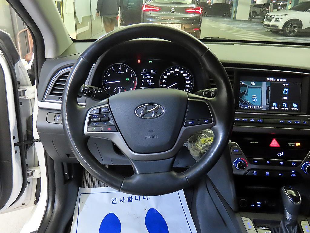 HYUNDAI Avante - Vista 8