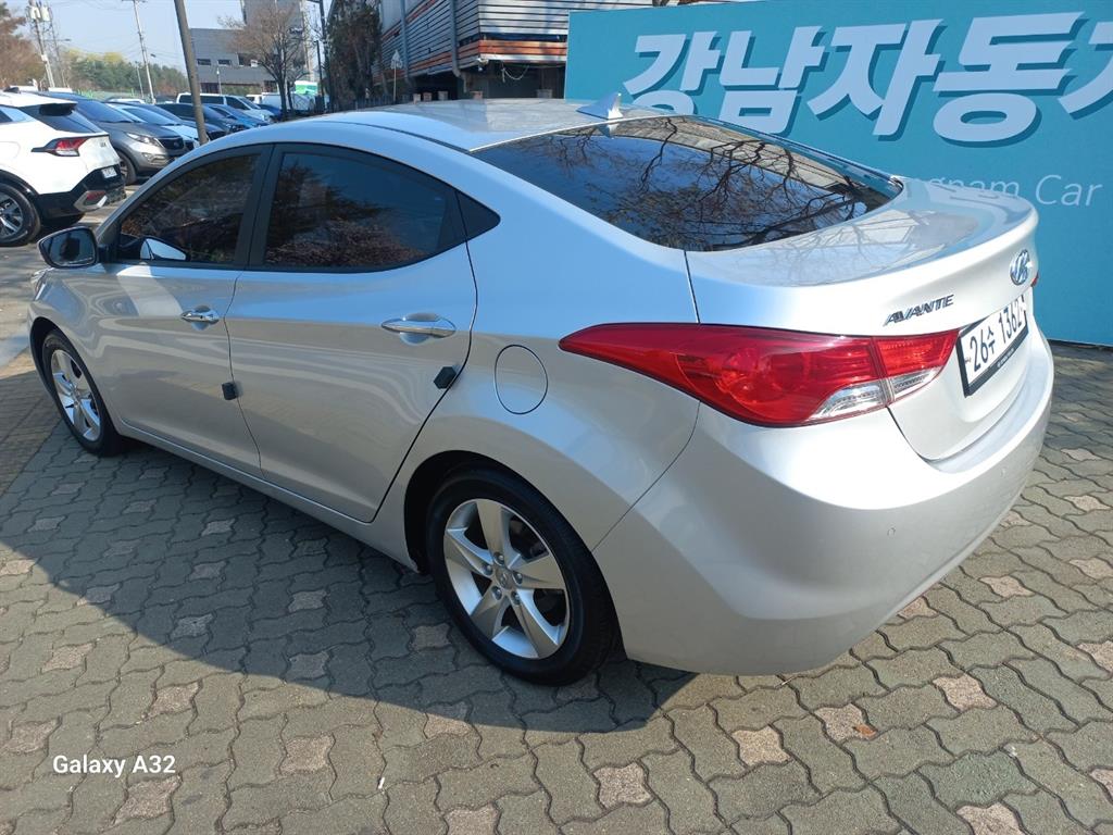 HYUNDAI Avante - Vista 4