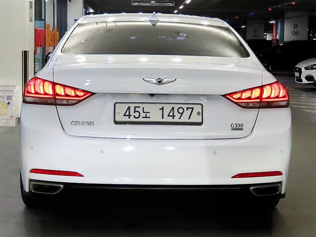 HYUNDAI Genesis - Vista 5