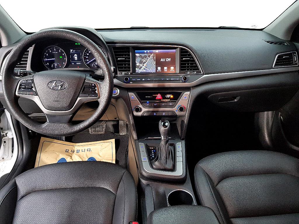 HYUNDAI Avante - Vista 5