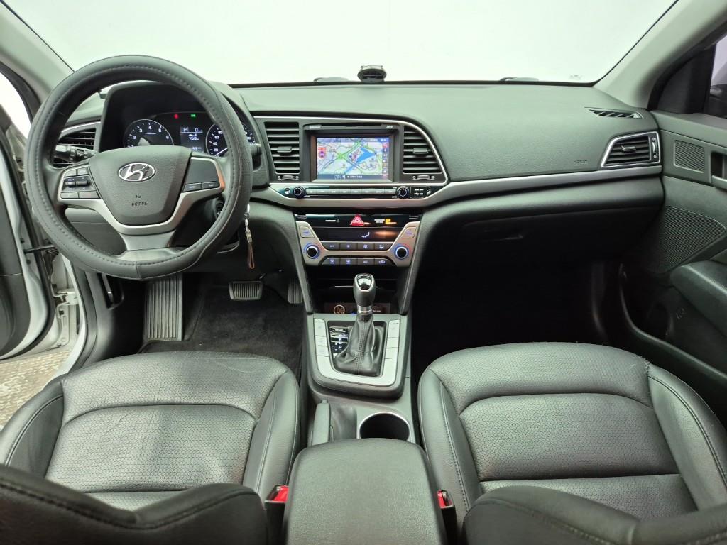 HYUNDAI Avante - Vista 5