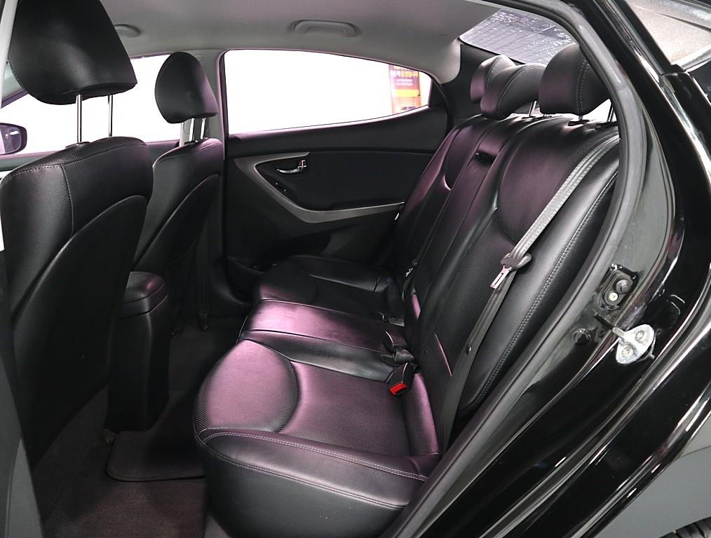 HYUNDAI Avante - Vista 10