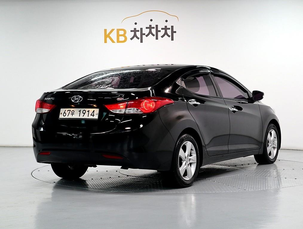 HYUNDAI Avante - Vista 3