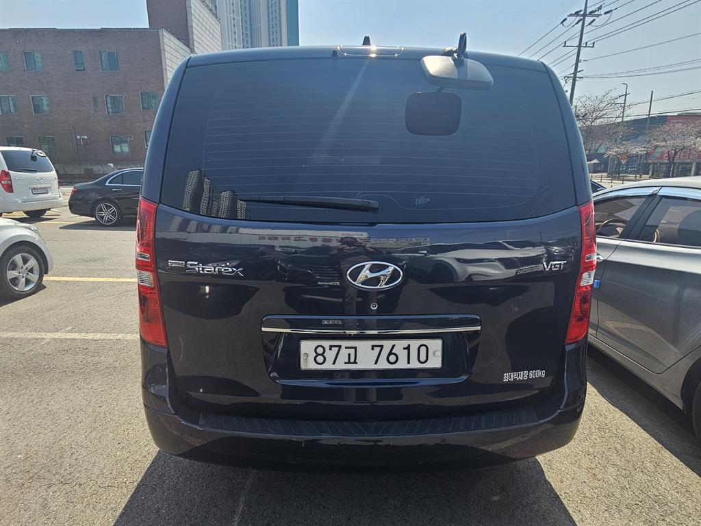 HYUNDAI Starex - Vista 3