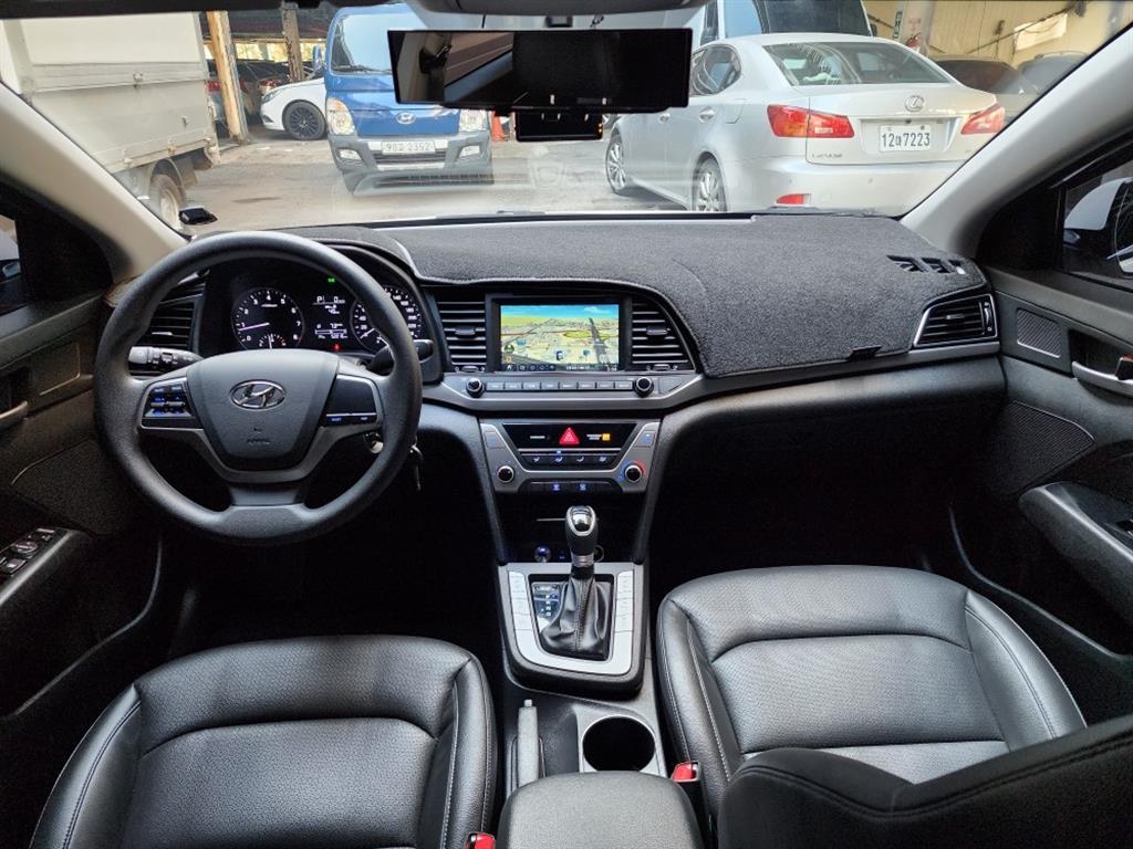 HYUNDAI Avante - Vista 11