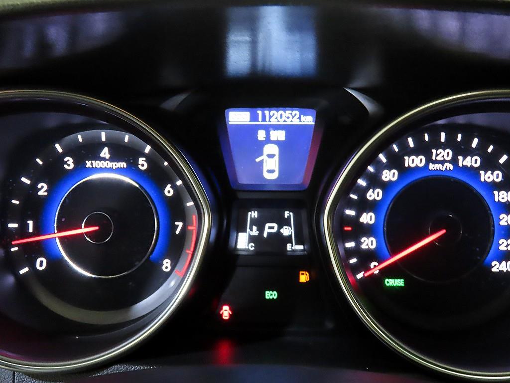 HYUNDAI Avante - Vista 9