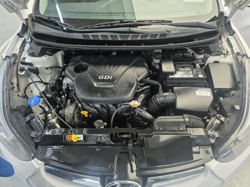 HYUNDAI Avante - Vista 5