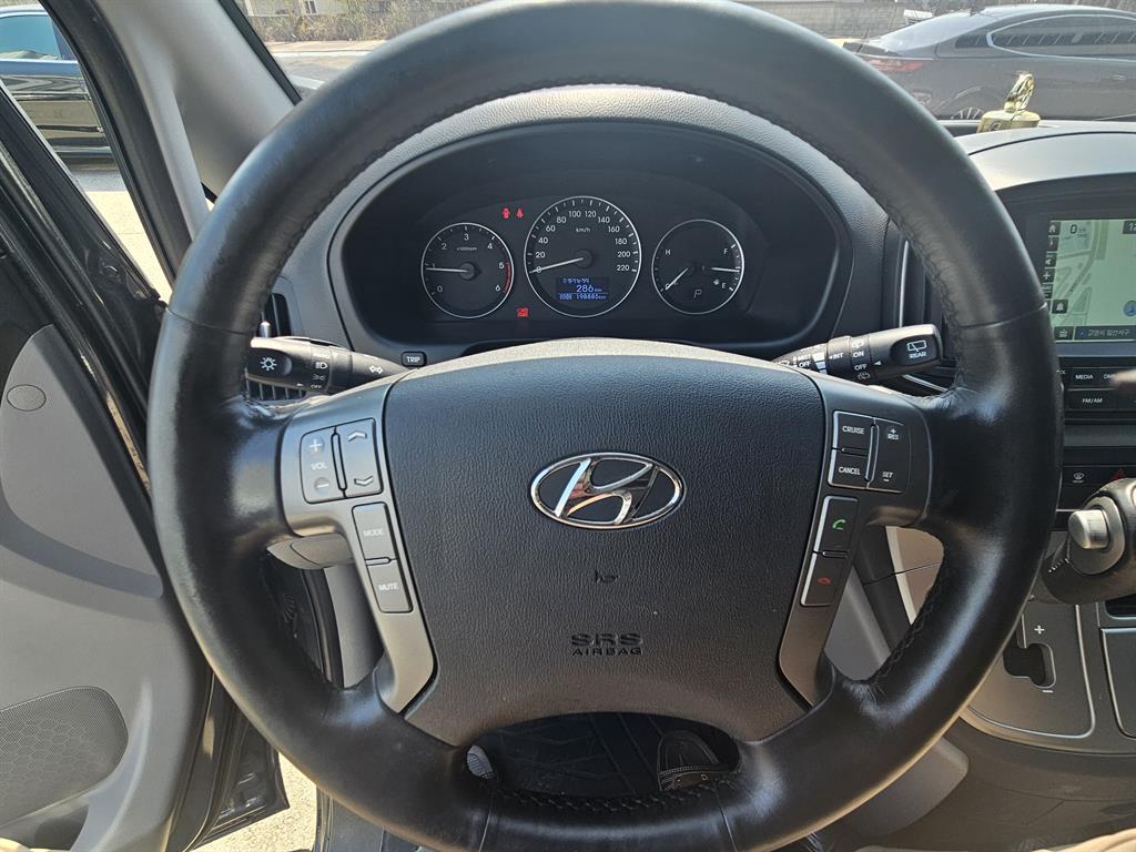 HYUNDAI Starex - Vista 7