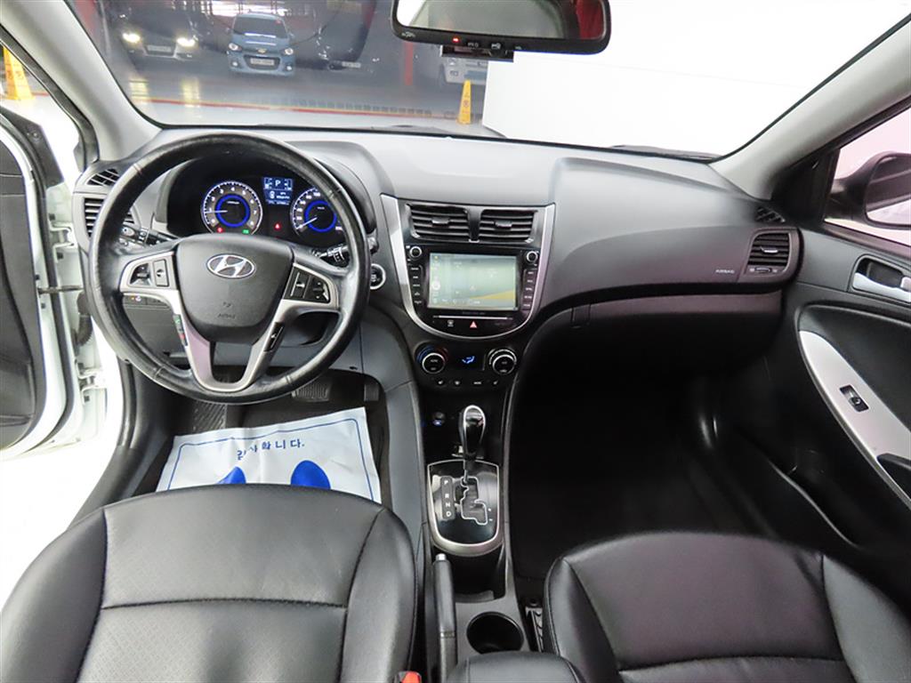 HYUNDAI Accent - Vista 7