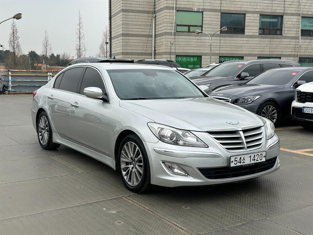 HYUNDAI Genesis - Vista 5