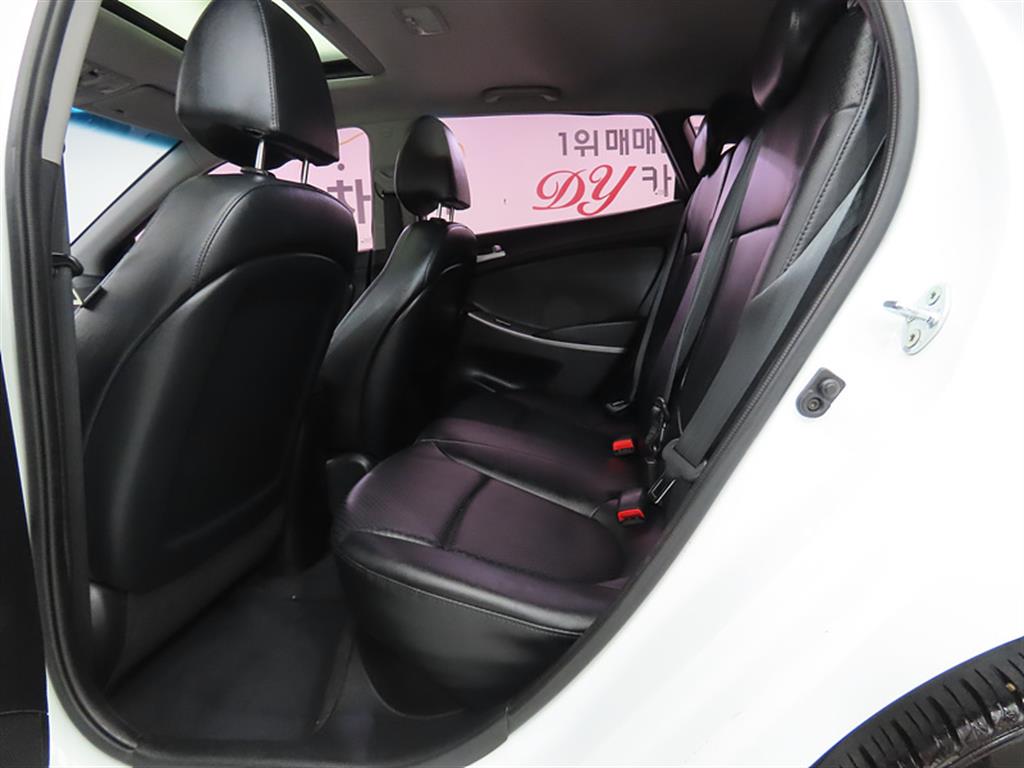 HYUNDAI Accent - Vista 6