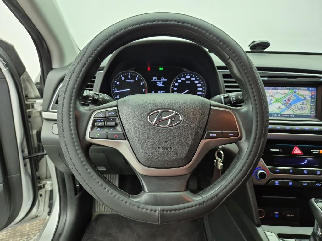 HYUNDAI Avante - Vista 9