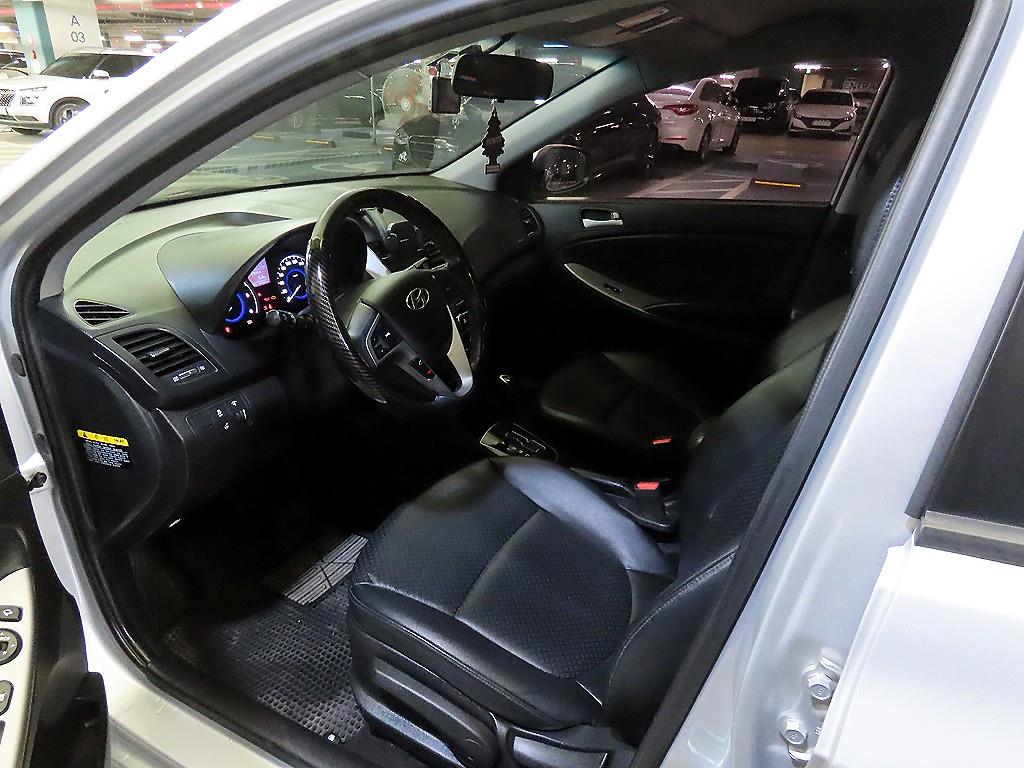 HYUNDAI Accent - Vista 6