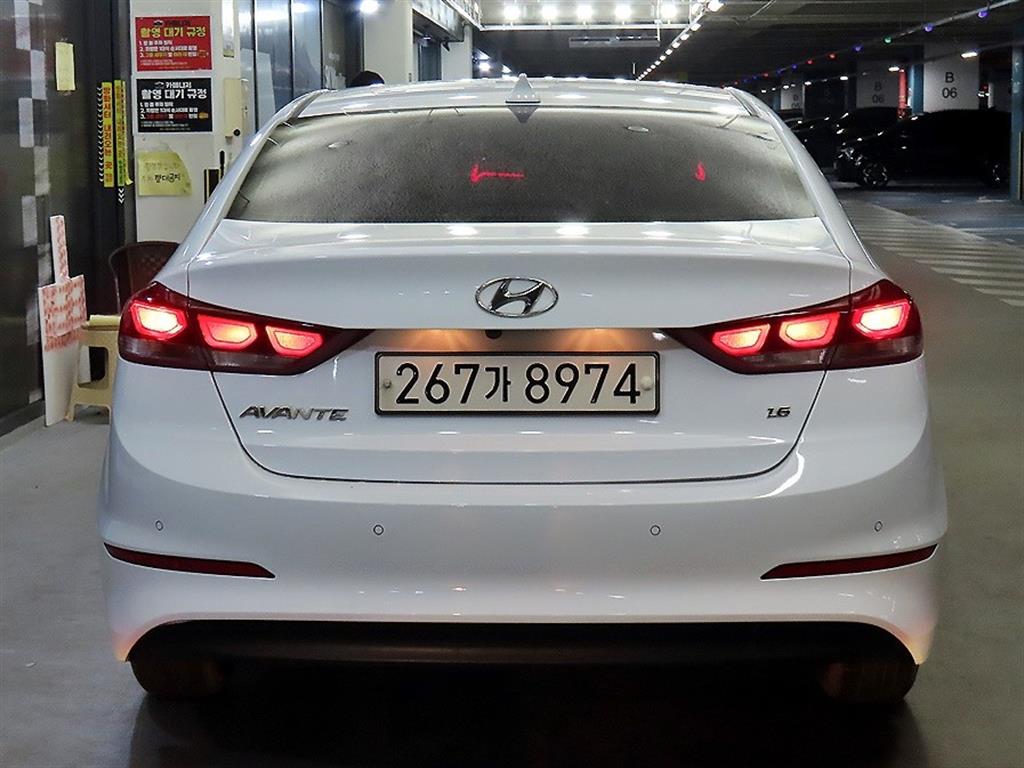 HYUNDAI Avante - Vista 5
